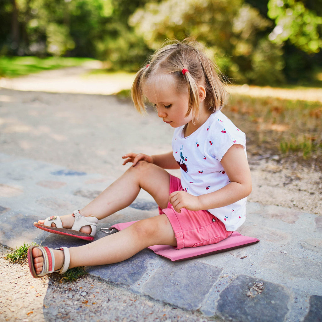 BJORKI® Sitzkissen Kinder - Faltbares Outdoor Sitzkissen mit optimalem Kälte- und Nässeschutz - Robuste Outdoor Sitzunterlage - Die Thermo Sitzmatte für Wandern, Stadion und unterwegs