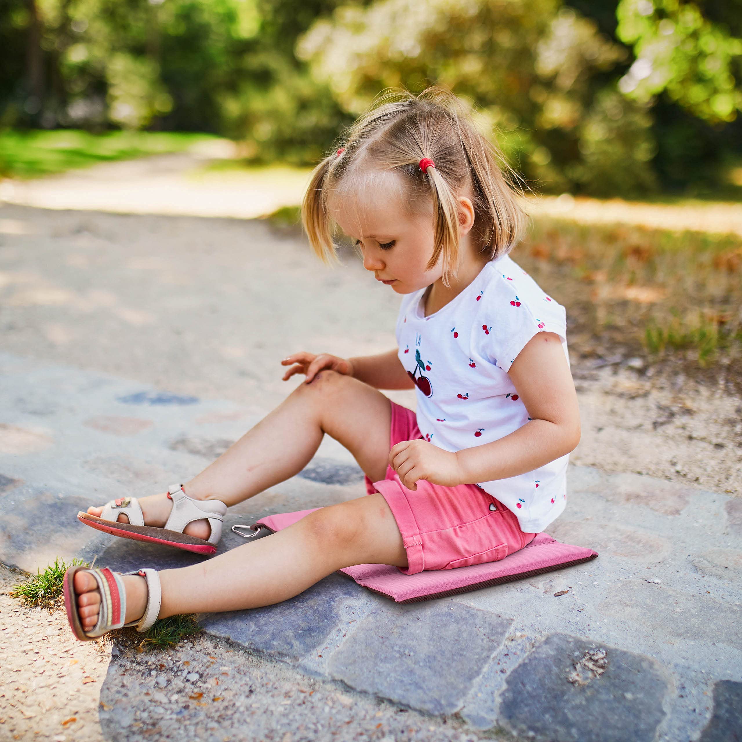 BJORKI® Sitzkissen Kinder - Faltbares Outdoor Sitzkissen mit optimalem Kälte- und Nässeschutz - Robuste Outdoor Sitzunterlage - Die Thermo Sitzmatte für Wandern, Stadion und unterwegs